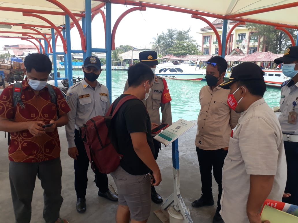 Ketatkan Aturan ProKes, Polsek Kep Seribu Utara Tempatkan Personel di Dermaga-dermaga Kedatangan