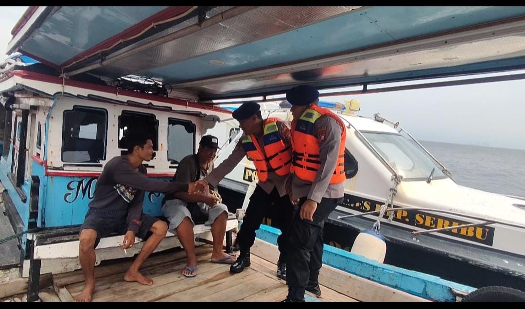 Kapal Patroli Satuan Polair Polres Kepulauan Seribu Lakukan Giat Dialogis di Perairan Pulau Pari Himbau Ikut Sukseskan Jalannya Pemilu 2024