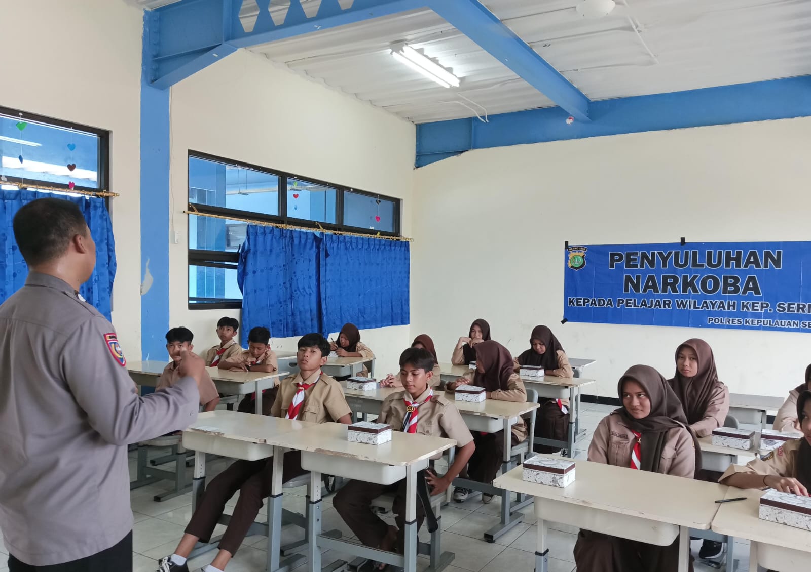 Binmas Polres Kepulauan Seribu Memberikan Penyuluhan Kenakalan Remaja dan Penyalahgunaan Narkoba di SMKN 61 Pulau Tidung