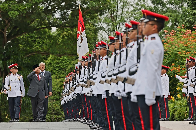 Prabowo Disambut Upacara Militer di Istana Negara Singapura saat Terima Penghargaan Militer Tertinggi
