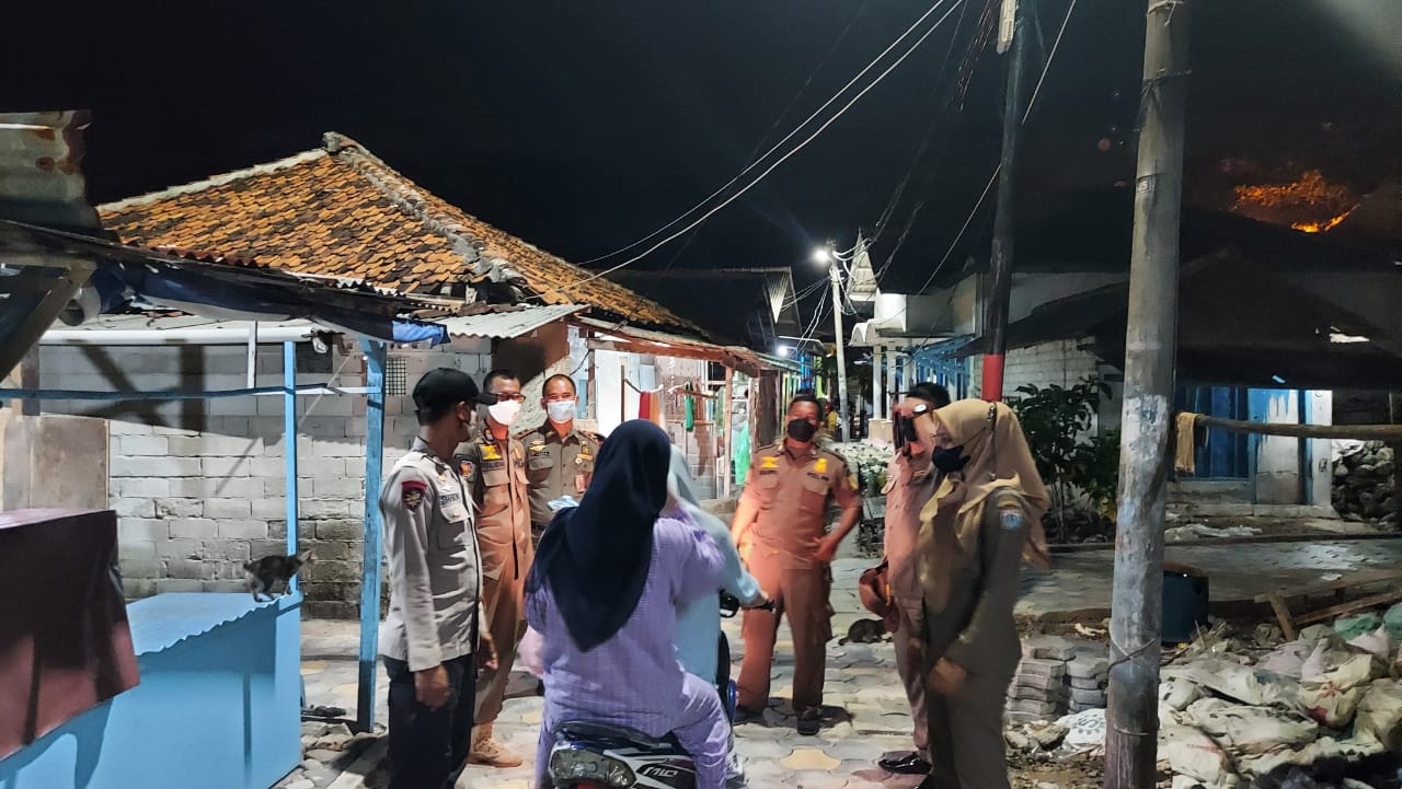 Terus Ingatkan Warga, Polsek Kepulauan Seribu Utara Himbau ProKes Saat Patroli Malam Hari