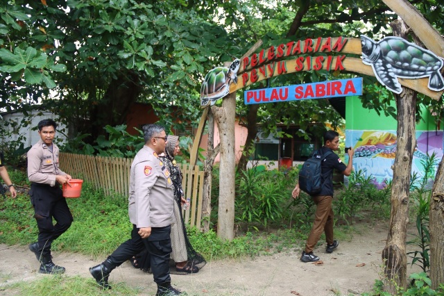 Kapolres Kepulauan Seribu Lepas Penyu Sisik di Pulau Sabira, Wujud Kepedulian Terhadap Ekosistem Laut