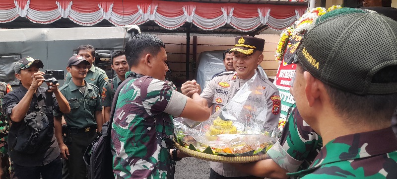 Koramil 04 Kebayoran Lama Berikan Kejutan Tumpeng Ke Polsek Pesanggrahan Di Hari Bhayangkara Ke-78