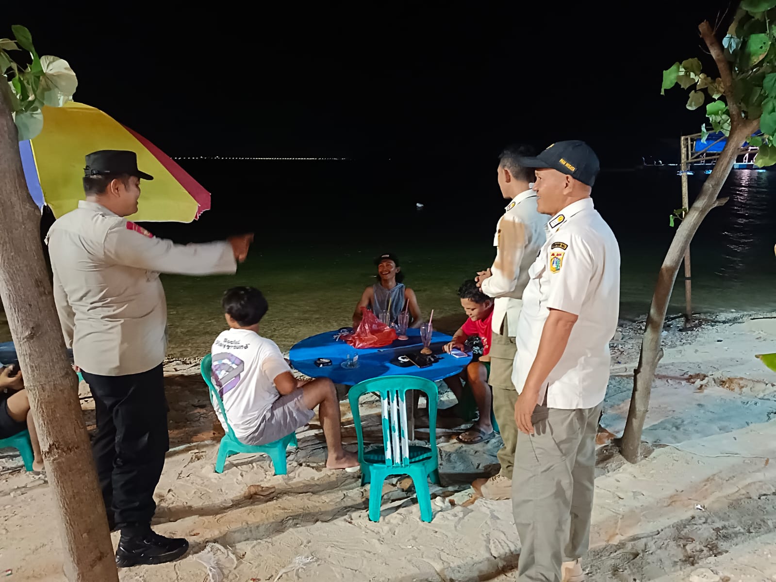 Polsek Kepulauan Seribu Selatan Gelar Patroli Malam, Himbauan Kamtibmas dan Keamanan Barang Bawaan di Pulau Tidung