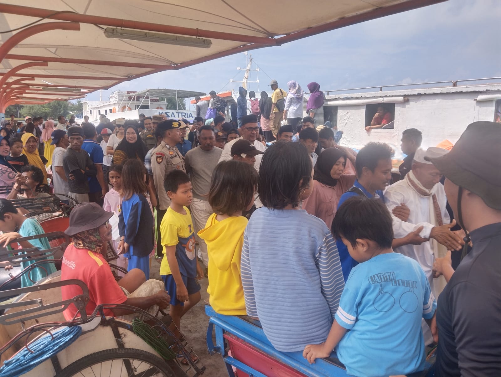 Polsek Kepulauan Seribu Utara Lakukan Pengamanan Dermaga Pulau Kelapa untuk Antisipasi Gangguan Kamtibmas