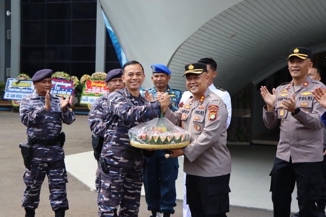 Kapolres Kepulauan Seribu dan Anggota Sambut HUT TNI ke-78 dengan Kejutan Spesial