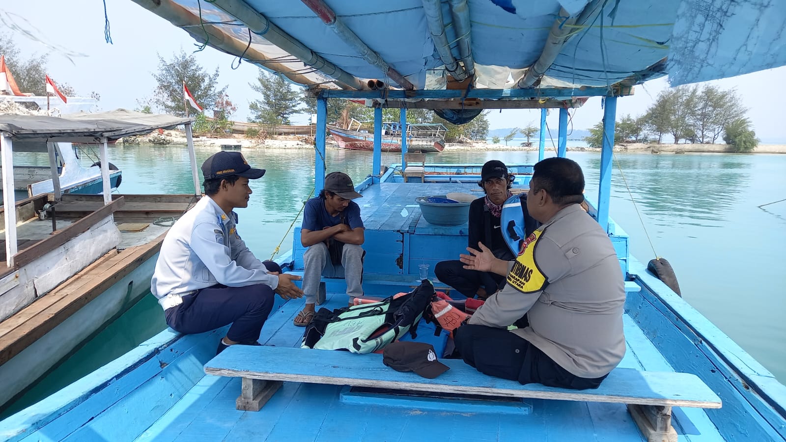 Bhabinkamtibmas Pulau Harapan Ajak Nelayan Setempat Sadar Akan Pentingnya Menggunakan Life Jacket