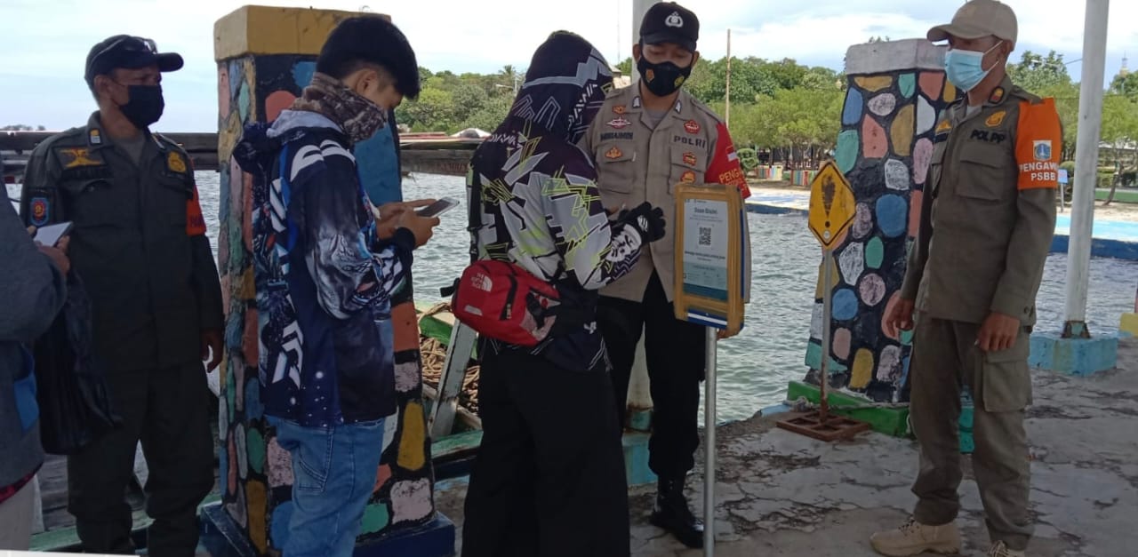 Di Pulau Untung Jawa, 59 Warga dan Wisatawan Tiba di Dermaga Wajib Scan Barcode Peduli Lindungi