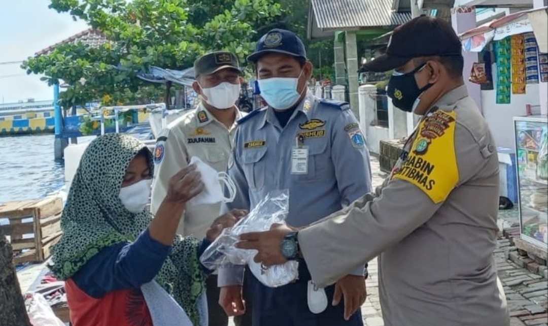 Hari Ini, Polres Kep Seribu Himbau ProKes dan Bagikan 1.500 Masker ke Warga Dalam Upaya Cegah COVID-19