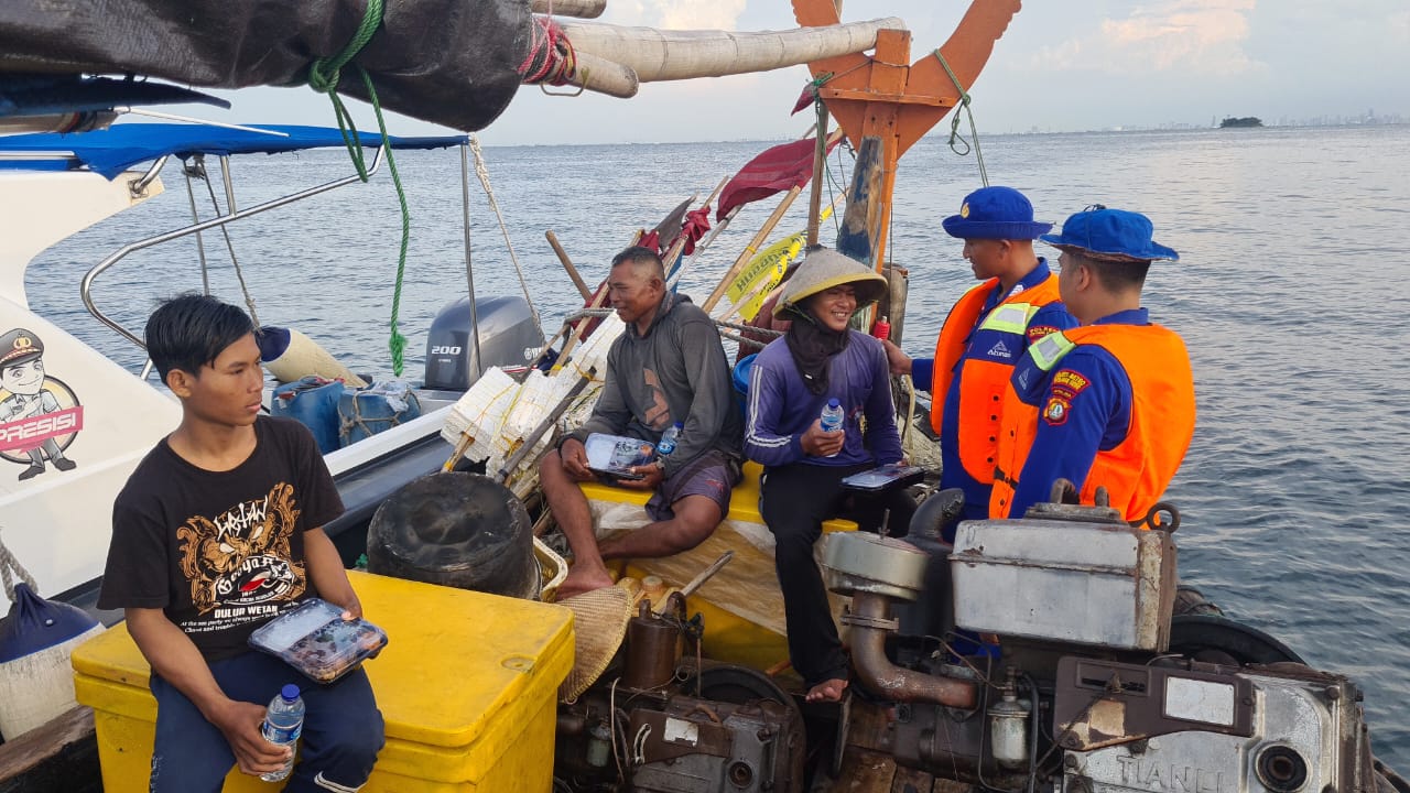 Satpolair Polres Kepulauan Seribu Bagi Takjil Gratis Ke Nelayan