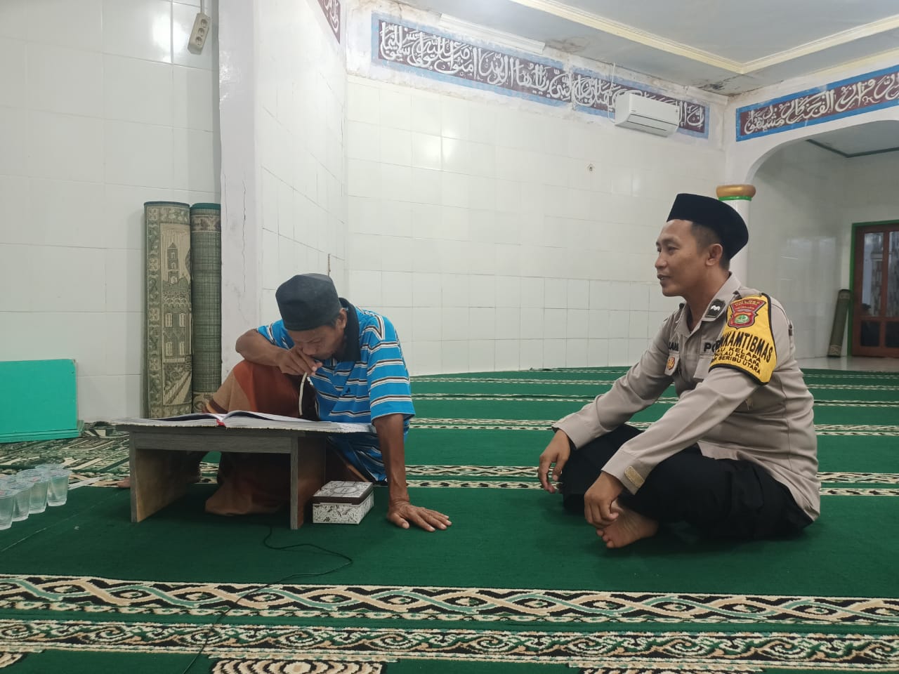 Bhabinkamtibmas Pulau Kelapa Ajak Warga Perbanyak Amal dan Taqwa dengan Hataman dan Tadarus Al-Qur'an di Bulan Ramadhan