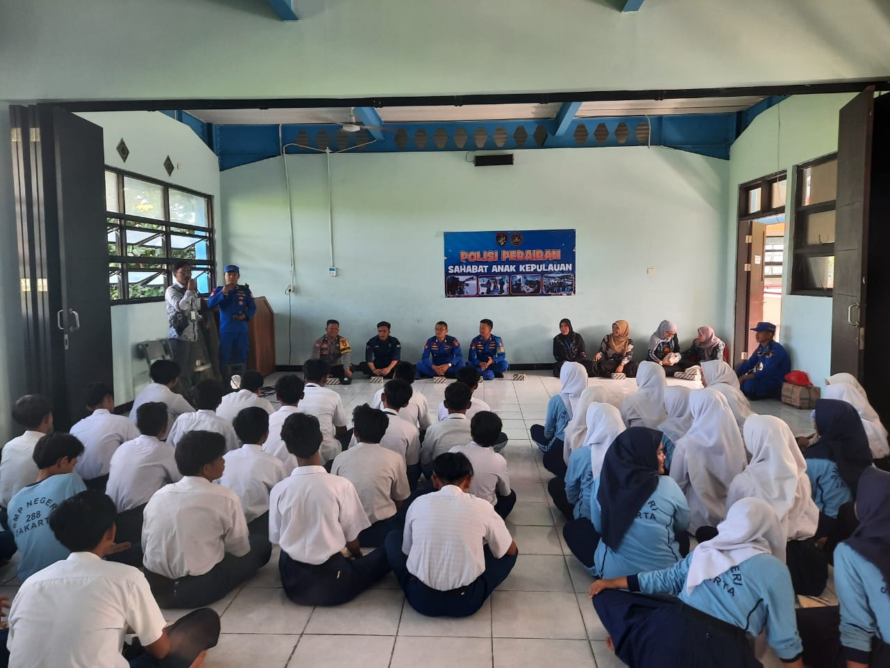 Bhabinkamtibmas Briptu Tulus Sambut Hangat Kegiatan Polisi Sahabat Anak di SMPN 288 Jakarta, Pulau Lancang