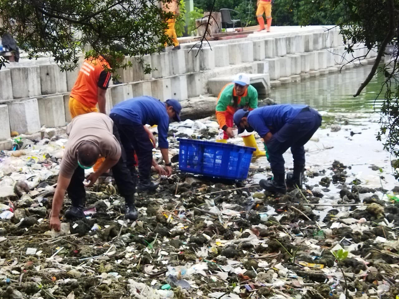 Bersama Warga, Polisi Berantas Sampah Plastik Di Pinggir Pantai Pulau Harapan