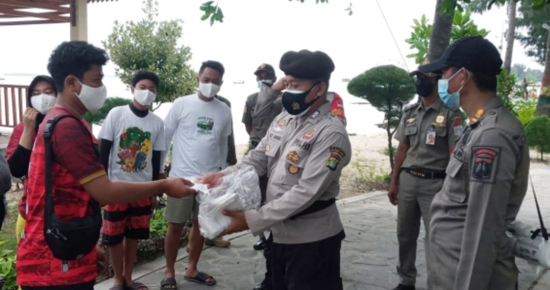 Polres Kep Seribu Himbau ProKes dan Bagikan 1.300 Masker Ke Warga Sebagai Upaya Cegah Sebaran COVID-19