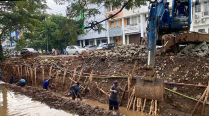 Petugas SDA Kecamatan Kelapa Gading Perbaiki Turap Longsor Di RW 03 Pegangsaan Dua