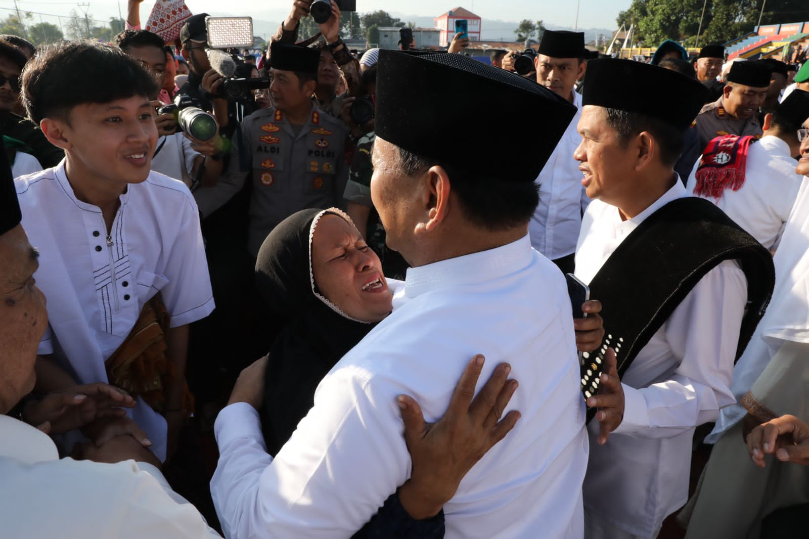 Prabowo Subianto Diserbu Emak-emak Usai Sholat Idul Adha