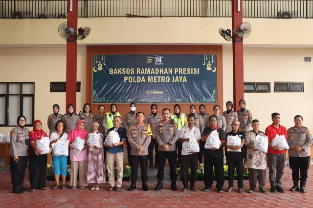 Polsek Kepulauan Seribu Utara Sambangi Warga Pulau Kelapa dalam Patroli Jalan Kaki dan Berikan Himbauan Kamtibmas