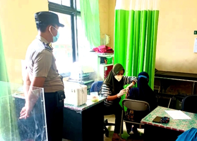 Puluhan Warga Datangi Gerai Vaksin Dosis 3 Yang Digelar Polsek Kep Seribu Utara di Pulau Kelapa