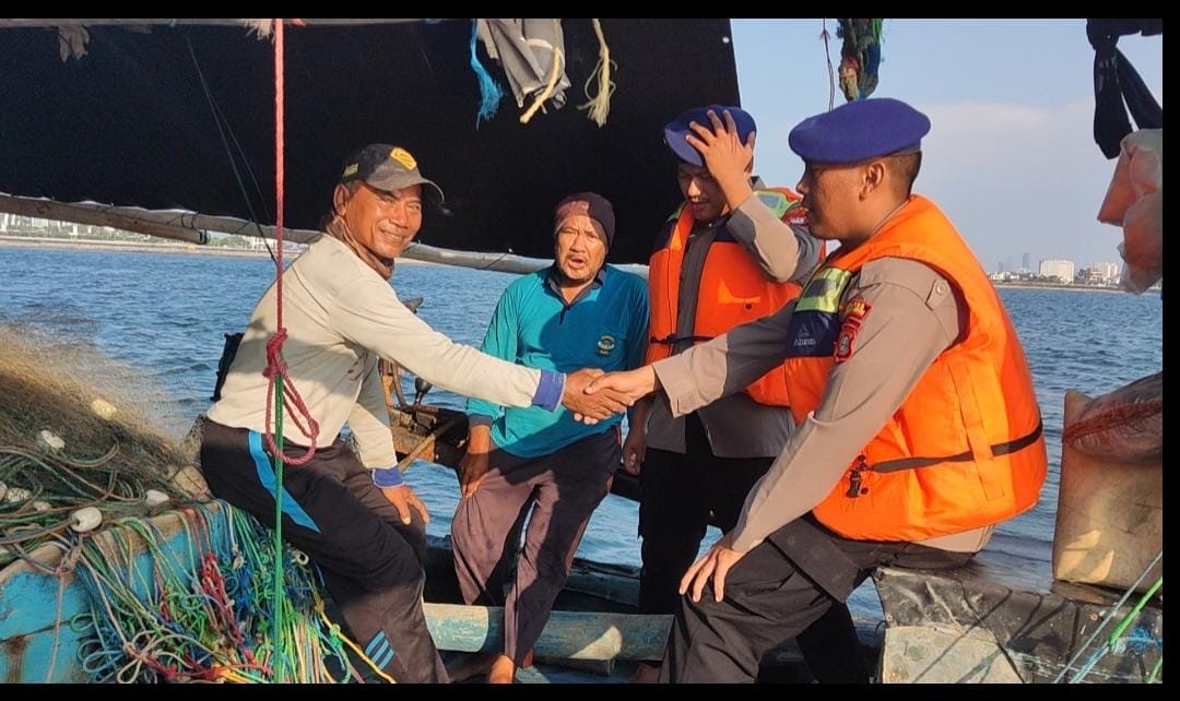 Patroli Kapal KP. VII - 40 - 203 Satpolairud Polres Kepulauan Seribu Tingkatkan Keselamatan Nelayan dan Antisipasi Kejahatan Laut
