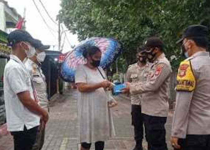 Polres Kep Seribu Imbau ProKes dan Bagikan 1.200 Masker ke Warga di 8 Pulau Secara Door to Door