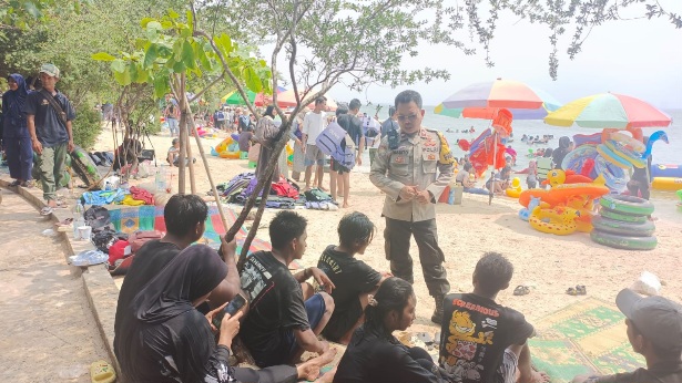 Bhabinkamtibmas Pulau Untung Jawa Himbau Wisatawan untuk Selamat Berwisata Laut Sambil Sukseskan Pemilu 2024