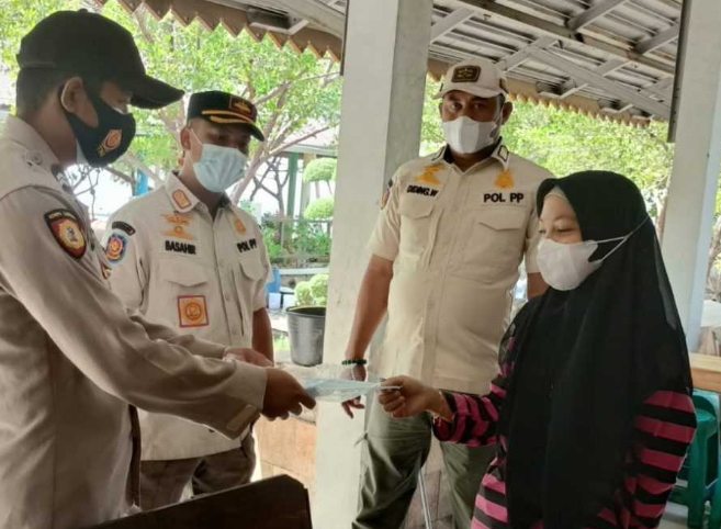 Cegah Sebaran COVID19, Hari ini Polres Kep Seribu Bagikan 1.100 Masker ke Warga di 8 Pulau Pemukiman