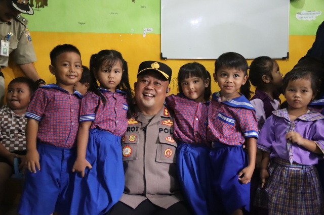 Kapolres Kepulauan Seribu Kunjungi Paud Nusa Indah: Polisi Sahabat Anak, Mendorong Generasi Unggul