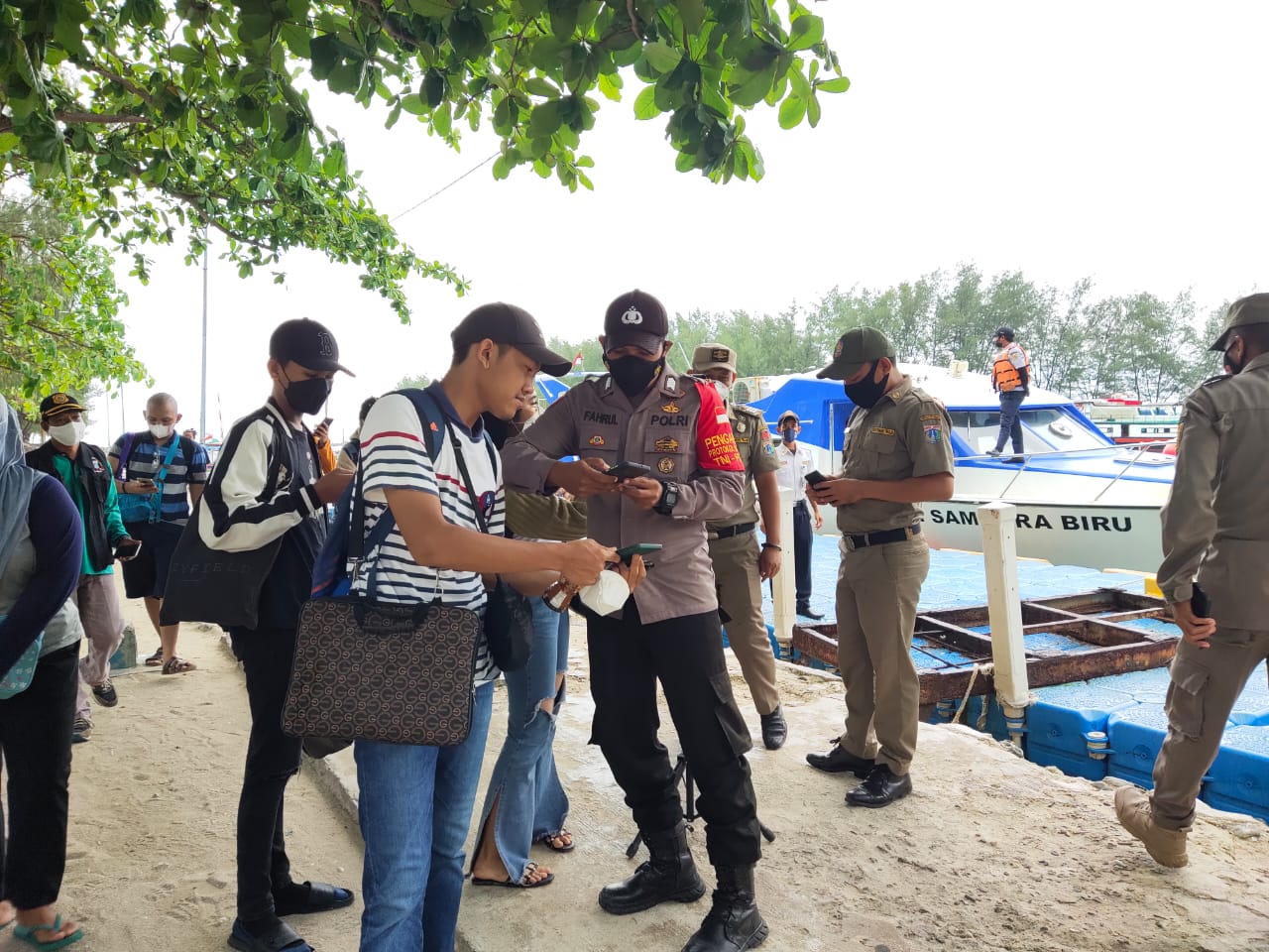 Ketatkan ProKes, Polsek Kep Seribu Selatan Wajibkan 127 Penumpang Kapal Tiba di Dermaga Scan Barcode Peduli Lindungi