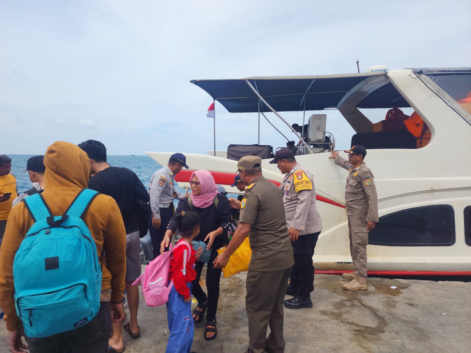 Polisi Baik Polsek Kepulauan Seribu Utara Bantu Penumpang Turun dari Kapal, Ciptakan Rasa Aman di Dermaga