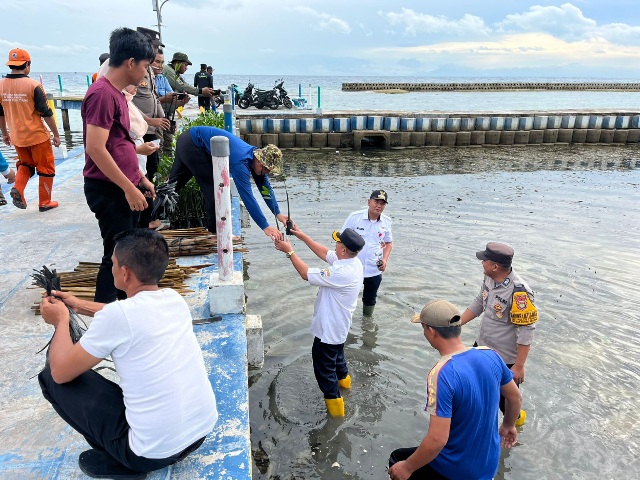 Bhabinkamtibmas Pulau Tidung Ikuti Penanaman 1.000 Bibit Mangrove di Pantai Panah Asmara