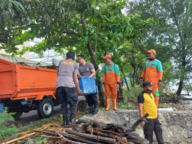 Pesisir Pantai dan Fasilitas Umum Jadi Sasaran Jumat Bersih Polres Kep. Seribu
