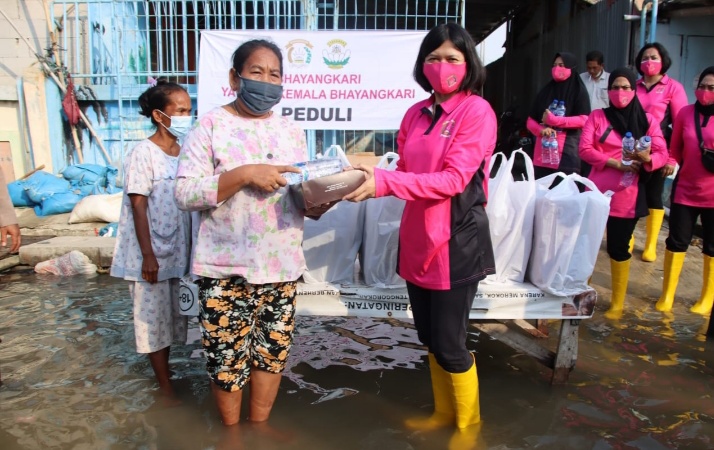 Sambangi Pemukiman Warga, Bhayangkari Polres Pelabuhan Tanjung Priok Bagikan Bantuan Kepada Warga Korban Banjir Rob