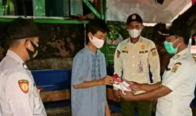 Patroli Malam Hari Polsek Kep Seribu Selatan Bagikan Masker dan Sampaikan Himbauan ProKes