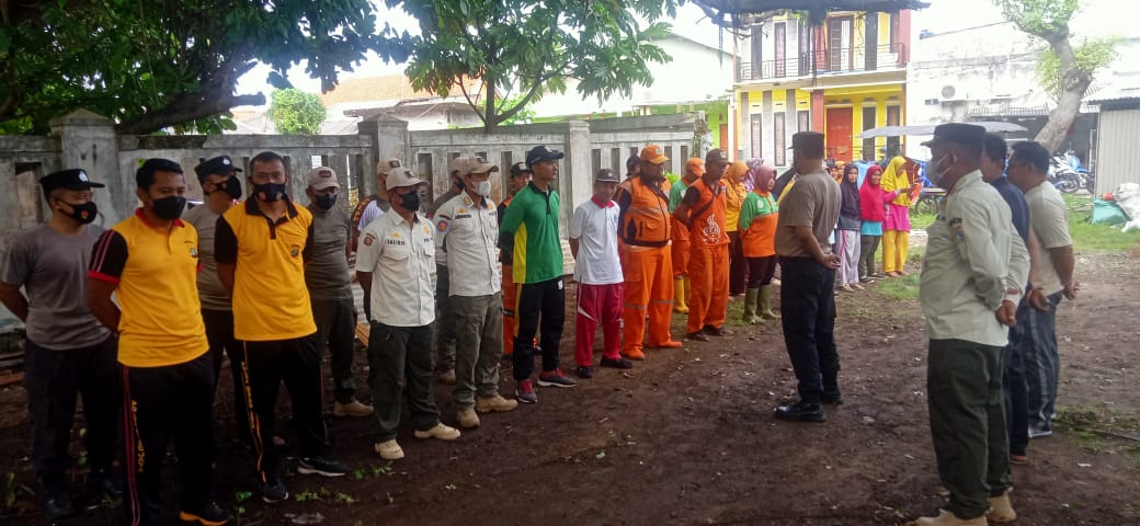 Kanit Binmas Polsek Kepulauan Seribu Selatan Pimpin Giat Jumat Bersih