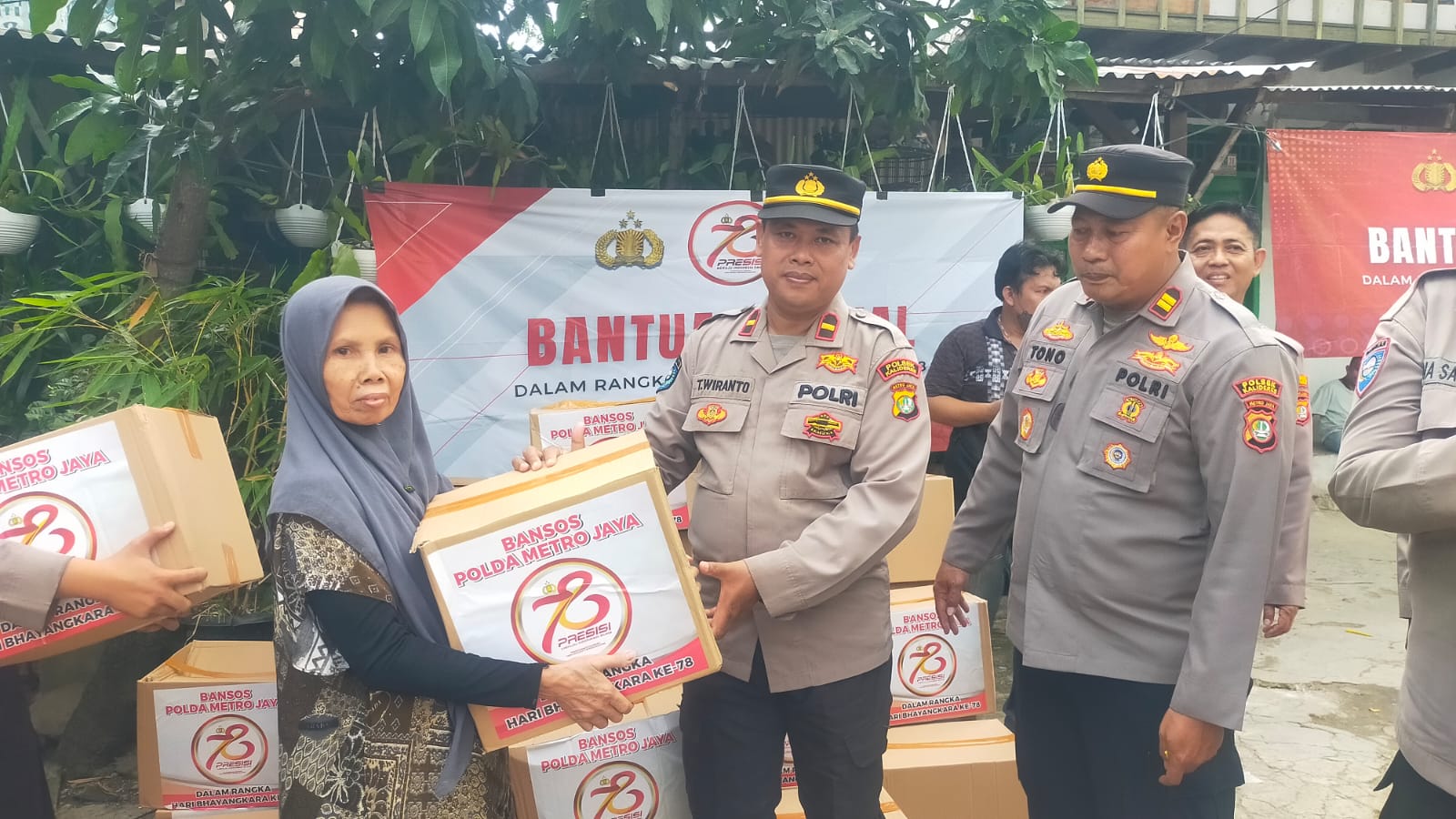 Sambut HUT Bhayangkara ke-78, Polsek Kalideres Distribusikan 75 Paket Sembako kepada Warga