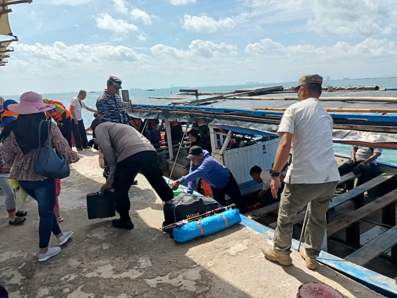 Polsek Kepulauan Seribu Selatan Berikan Pengamanan dan Bantuan Humanis di Dermaga Pulau Lancang