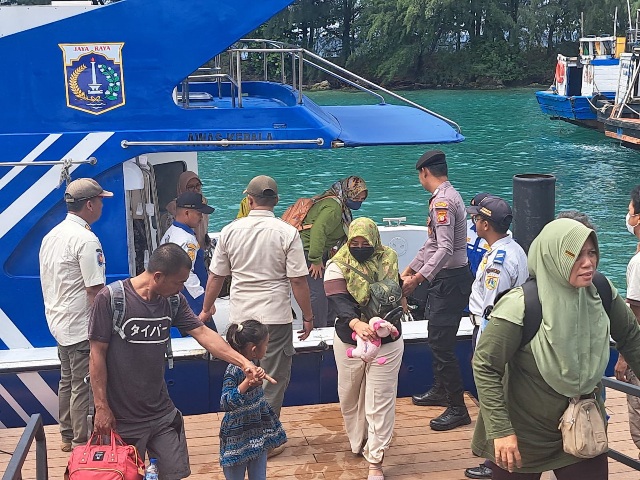 Polisi Humanis Polsek Kepulauan Seribu Selatan Amankan Dermaga Pulau Pari, Berikan Rasa Aman bagi Wisatawan