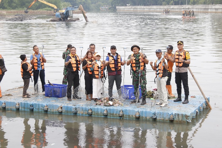 Karya Bakti di Sungai Ciliwung dalam Rangka Memperingati HUT TNI ke-79 Tahun