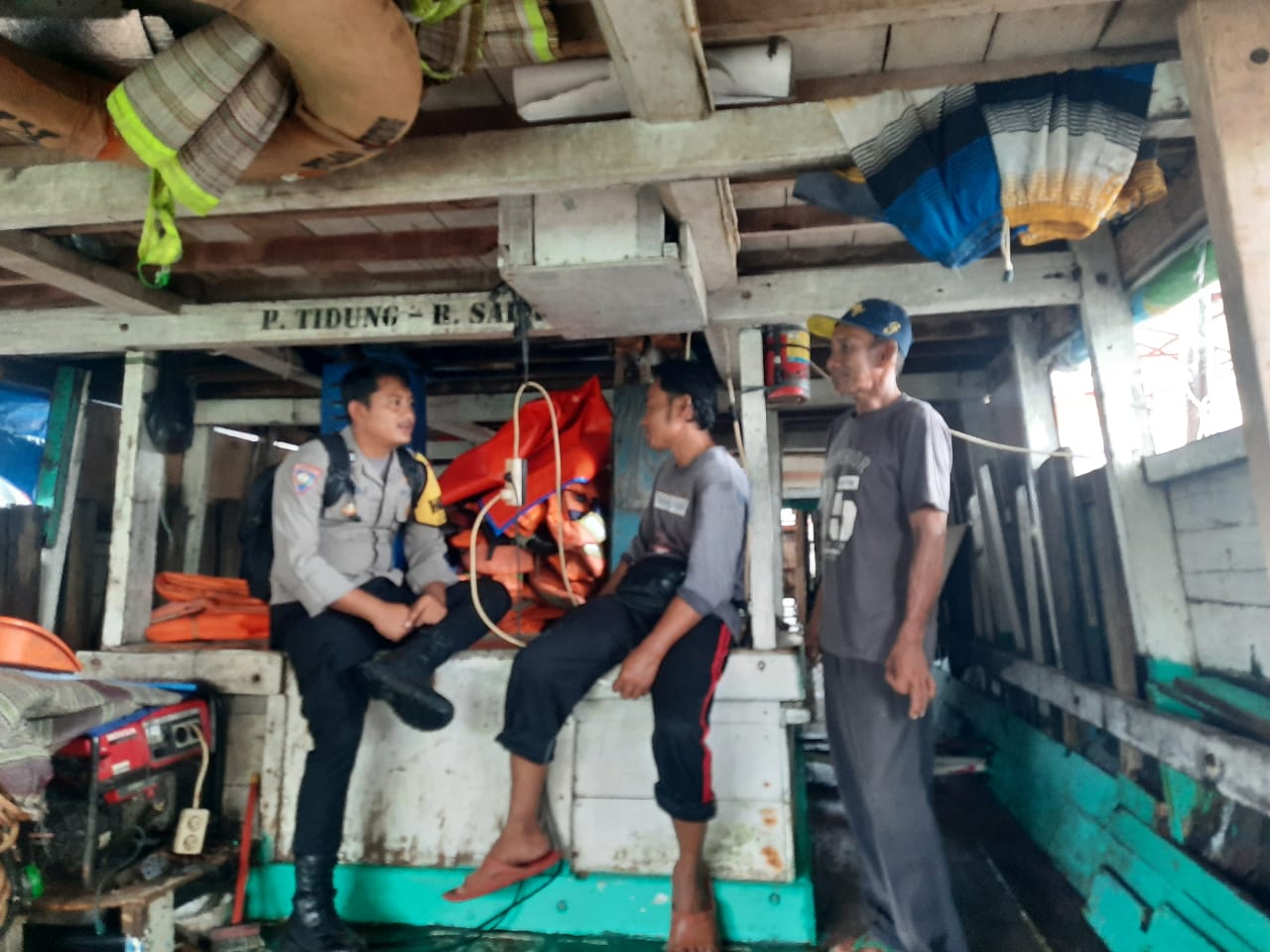 Pak Bhabin Sambang Nahkoda dan ABK Imbau Selalu Terapkan Prosedur Keselamatan Berlayar