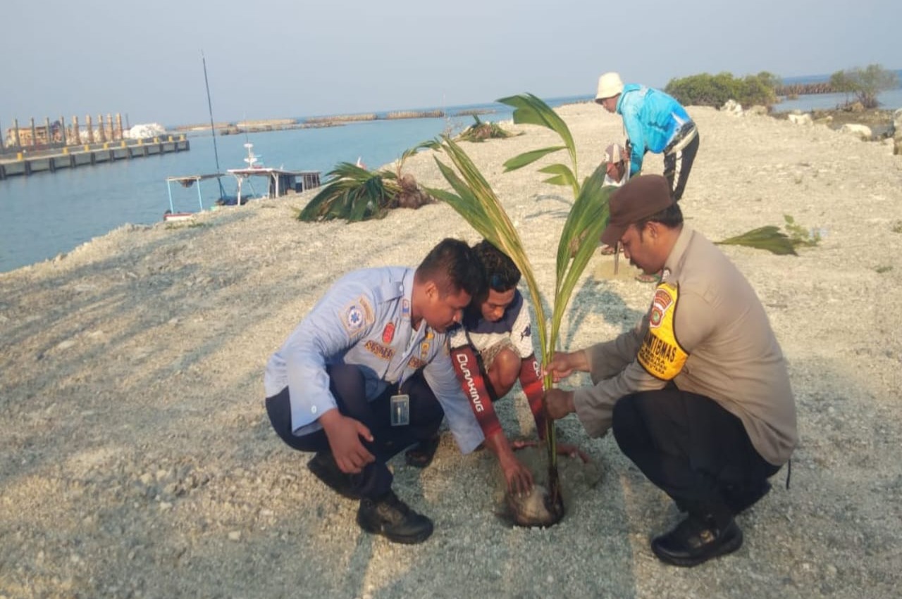 Polsek Kepulauan Seribu Utara dan Warga Gencar Tanam Pohon untuk Kurangi Polusi Udara