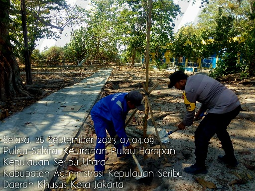 Polsek Kepulauan Seribu Utara dan Warga Tanam Pohon untuk Kurangi Polusi Udara