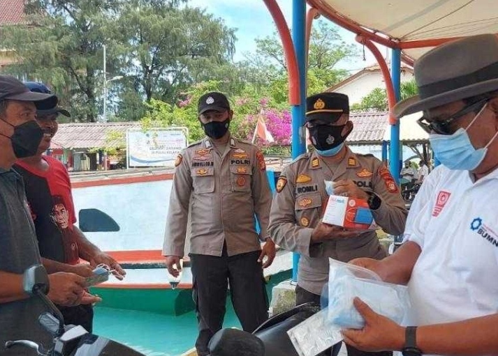 Bersama KSP BUMN, Polres Kep Seribu Bagikan Masker dan Vitamin ke Warga di Pulau Kelapa dan Pulau Tidung