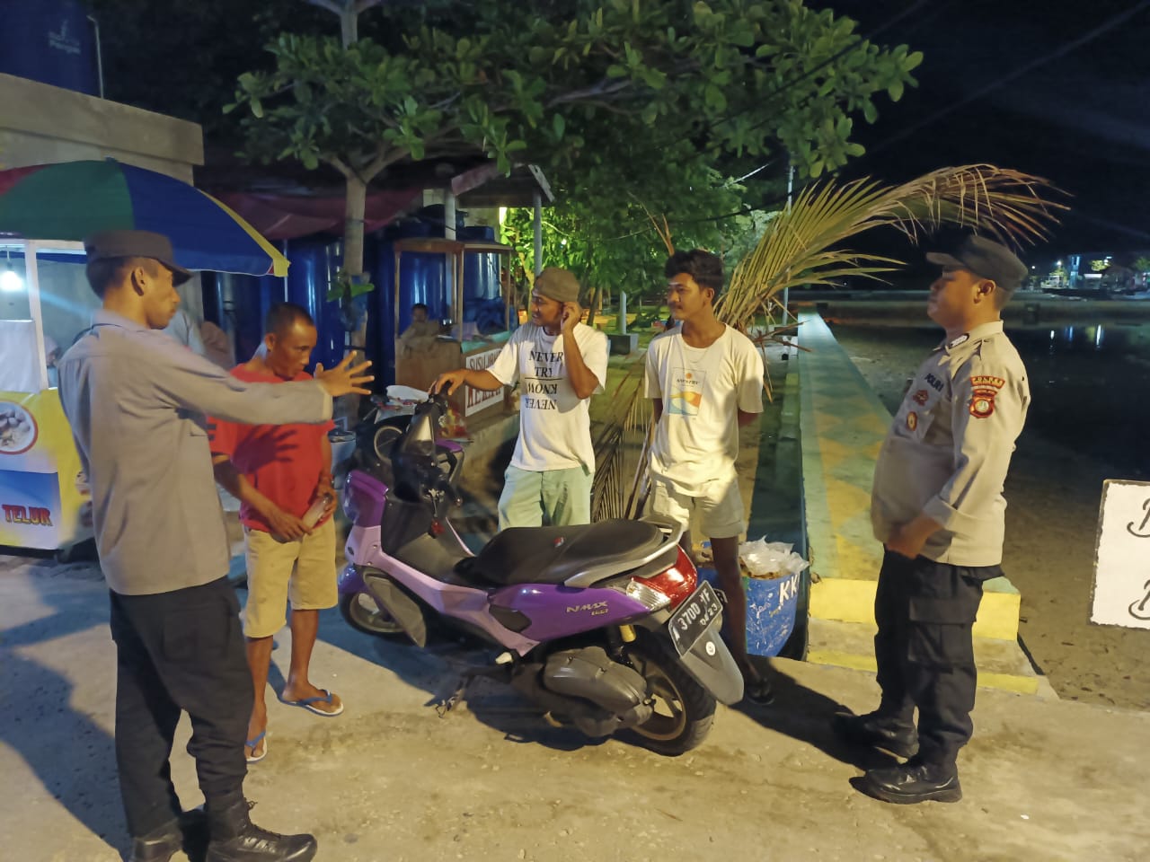Polsek Kepulauan Seribu Utara, Lakukan Patroli Malam Dialogis di Pulau Kelapa Himbau Waspada terhadap Hoaks serta Paham Radikal