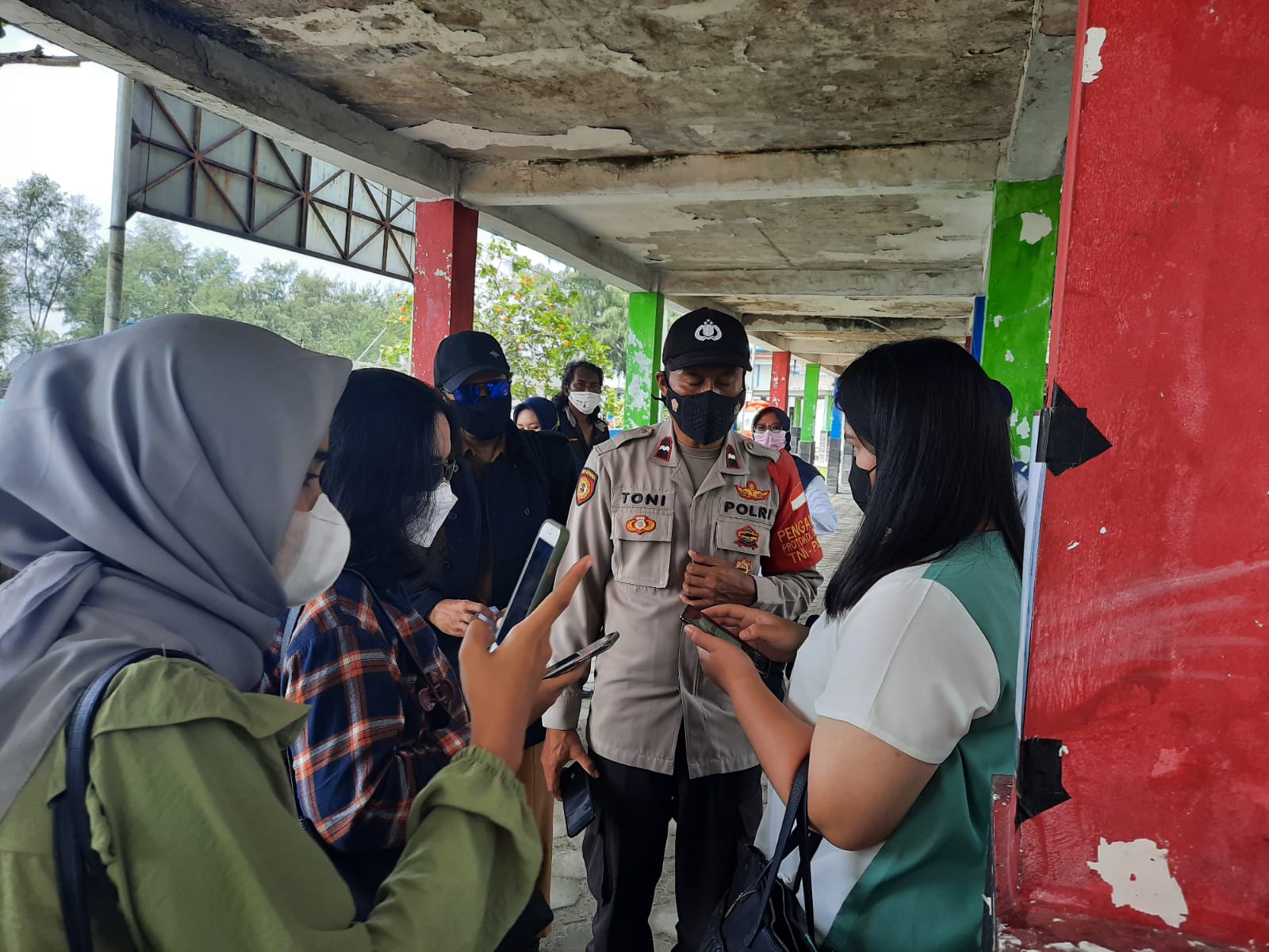 Di Dermaga Kedatangan Pulau Tidung, 42 Warga Dihimbau Taat ProKes dan Scan Barcode Peduli Lindungi