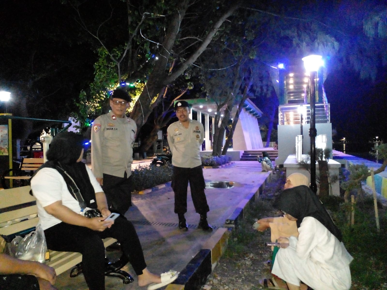 Polisi Sosialisasikan Bahaya Hoaks Melalui Giat Patroli Malam Dialogis di Pulau Pari