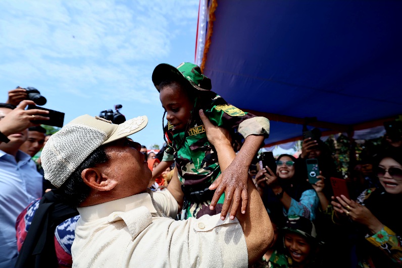 Prabowo Gendong dan Beri Ciuman ke Tentara Cilik Anak-Anak di Mimika Papua