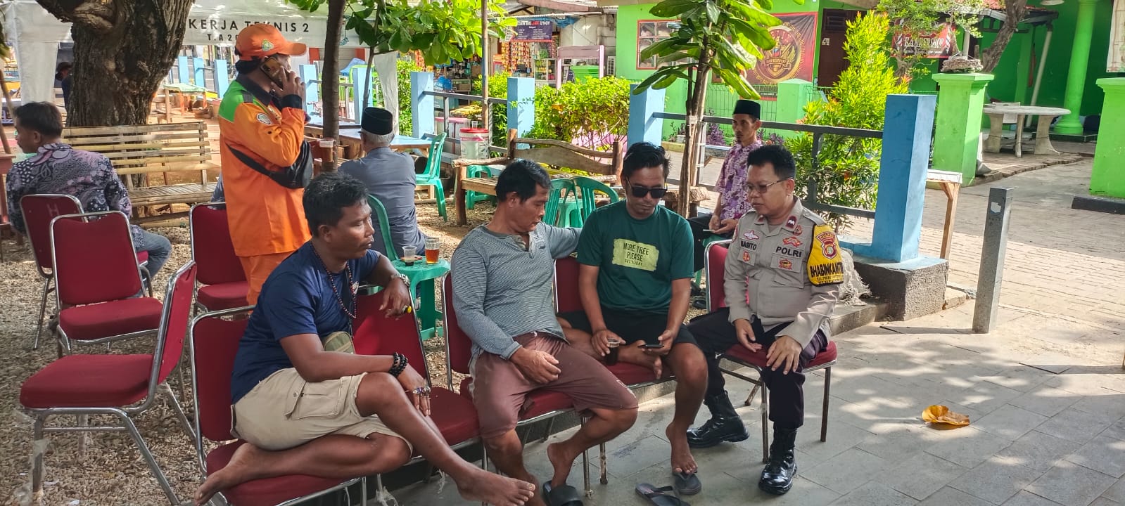 Bersama Tokoh Masyarakat Bhabinkamtibmas Pulau Untung Jawa Perkokoh Kamtibmas