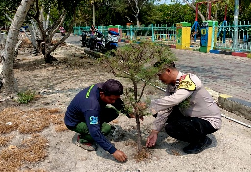 Polsek Kepulauan Seribu Utara dan Warga Bersatu Menanam Pohon untuk Kurangi Polusi Udara