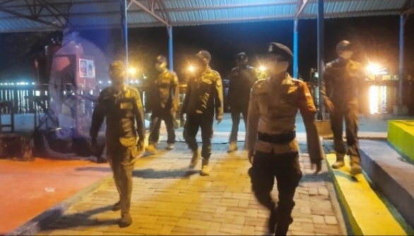 Polsek Kep Seribu Utara Terus Menggelar Patroli Malam Hari Pastikan Warga Terapkan ProKes