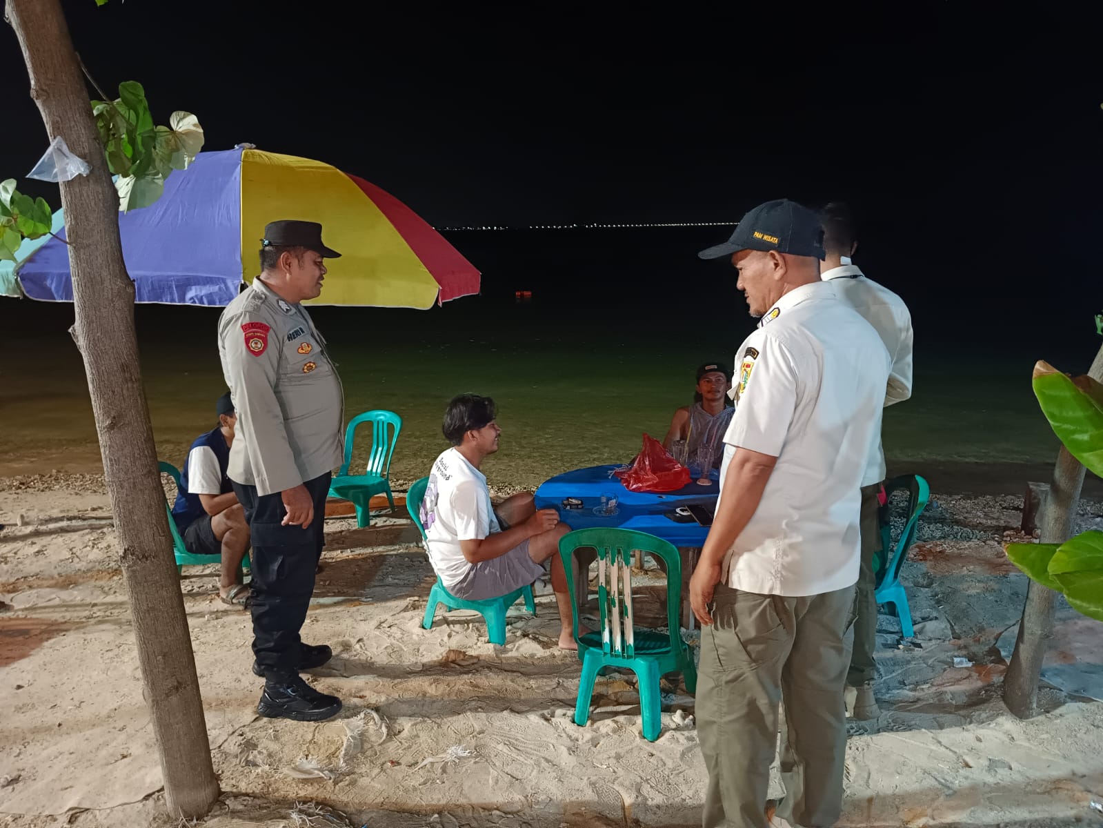 Polsek Kepulauan Seribu Selatan Jaga Keselamatan Berlayar di Pulau Lancang Melalui Patroli Malam
